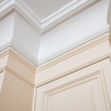 Traditional Lay-On Panelled with Large Mouldings Shaker Kitchen
