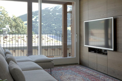 Idee per un soggiorno design di medie dimensioni con pareti marroni, parquet scuro, parete attrezzata, pavimento marrone e pareti in legno