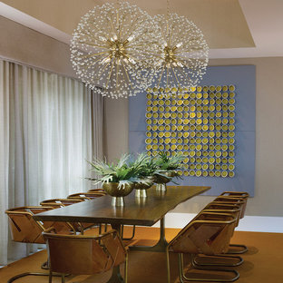 Idee per una sala da pranzo minimalista chiusa e di medie dimensioni con pareti beige, moquette, nessun camino e pavimento arancione
