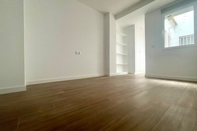 Foto de habitación de invitados blanca y madera clásica renovada de tamaño medio con paredes blancas, suelo de madera oscura y suelo marrón