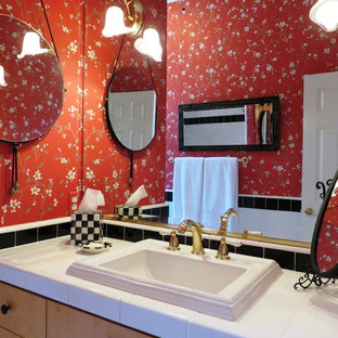 Foto di una stanza da bagno con doccia minimalista di medie dimensioni con ante lisce, ante in legno chiaro, pistrelle in bianco e nero, piastrelle di vetro, top piastrellato, vasca ad alcova, vasca/doccia, WC a due pezzi, pareti rosse, lavabo da incasso e pavimento in gres porcellanato