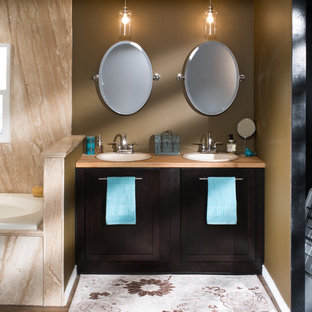 Esempio di una stanza da bagno padronale moderna di medie dimensioni con lavabo da incasso, ante lisce, ante in legno bruno, top in legno, pareti marroni e pavimento in legno massello medio