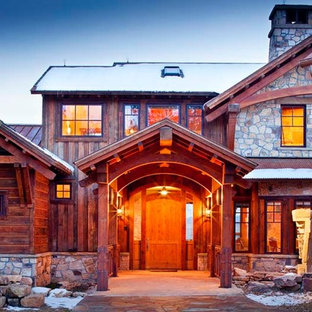 デンバーのトラディショナルスタイルのおしゃれな玄関の写真