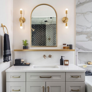 Idéer för att renovera ett stort vintage vit vitt en-suite badrum, med skåp i shakerstil, grå skåp, ett fristående badkar, en dusch i en alkov, en toalettstol med hel cisternkåpa, flerfärgad kakel, marmorkakel, vita väggar, klinkergolv i keramik, ett undermonterad handfat, bänkskiva i kvarts, svart golv och dusch med gångjärnsdörr
