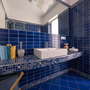 Un piccolo bagno tutto blu