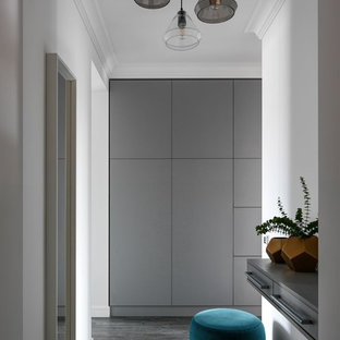 Ispirazione per un ingresso o corridoio minimal di medie dimensioni con pareti bianche e pavimento verde