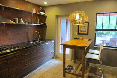 Example of a mid-sized minimalist home design design in Tampa