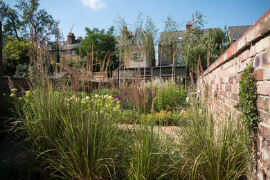 Design ideas for a medium sized contemporary garden in Oxfordshire.