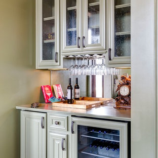 アトランタの小さいトラディショナルスタイルのおしゃれなウェットバー (シンクなし、レイズドパネル扉のキャビネット、緑のキャビネット、人工大理石カウンター、濃色無垢フローリング) の写真