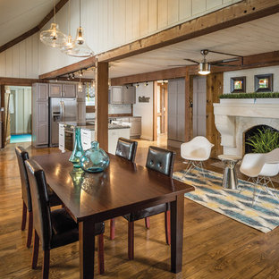 ルイビルの広いラスティックスタイルのLDKの画像 (無垢フローリング、茶色い床、標準型暖炉)