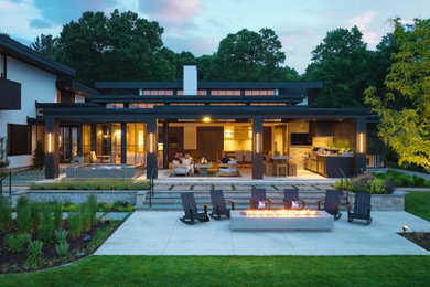 Example of a minimalist patio design in Grand Rapids