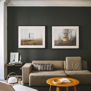 Idee per un piccolo soggiorno moderno aperto con pareti nere e nessuna TV