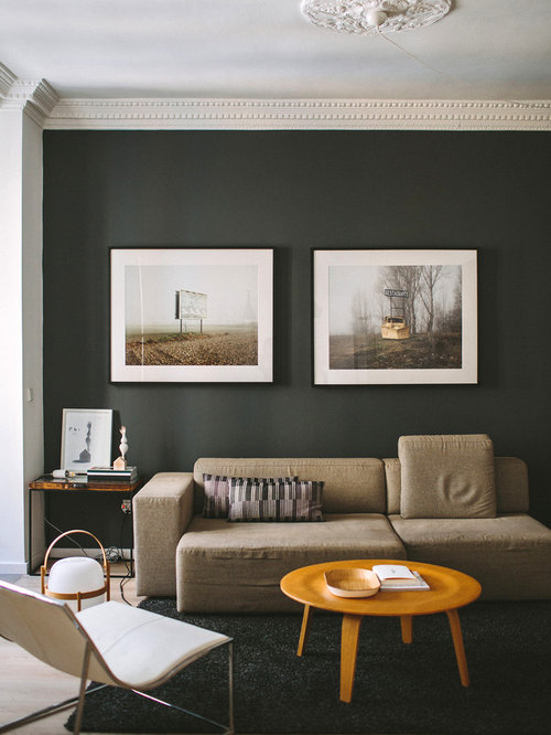 Diseño de sala de estar abierta, moderna, pequeña, sin televisor, con paredes negras