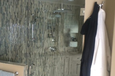 Modelo de cuarto de baño contemporáneo extra grande con paredes beige y aseo y ducha