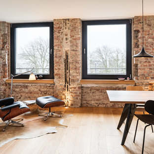 エッセンの中サイズのインダストリアルスタイルのLDKの画像 (赤い壁、淡色無垢フローリング、茶色い床)