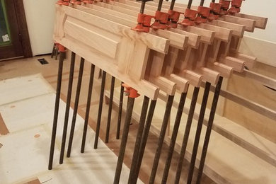 Modelo de escalera tradicional grande con escalones de madera, contrahuellas de madera y barandilla de madera