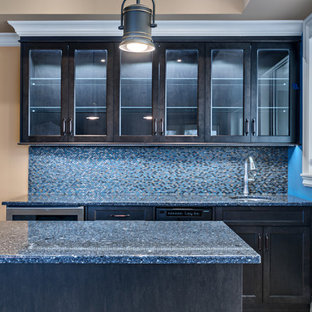 バンクーバーの小さいコンテンポラリースタイルのおしゃれなウェットバー (アンダーカウンターシンク、ガラス扉のキャビネット、濃色木目調キャビネット、御影石カウンター、マルチカラーのキッチンパネル、モザイクタイルのキッチンパネル、濃色無垢フローリング) の写真