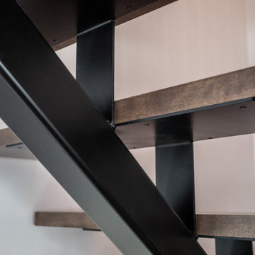 Hardwood metal stringer staircase / Escalier de bois franc avec limon central en