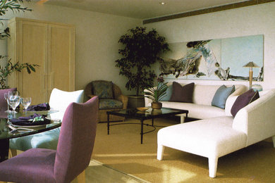 Diseño de salón abierto actual de tamaño medio con paredes blancas, suelo de madera clara y televisor retractable