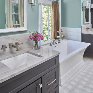 75+ Badezimmer mit Quarzit-Waschtisch und gewölbter Decke Ideen