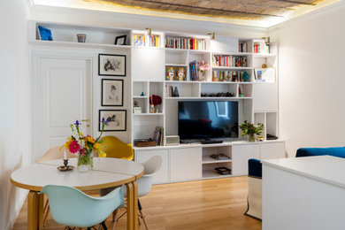 Immagine di un grande soggiorno minimalista aperto con libreria, pareti bianche, parquet chiaro, nessun camino, parete attrezzata e pavimento beige