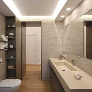 Foto di una stanza da bagno con doccia minimalista di medie dimensioni con ante lisce, ante in legno chiaro, doccia a filo pavimento, WC sospeso, piastrelle beige, piastrelle in gres porcellanato, pareti beige, pavimento in legno massello medio, lavabo integrato, top in marmo, pavimento beige, doccia aperta e top rosa