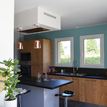 Cuisine chaleureuse, alliance de bois et Fenix Noir mat