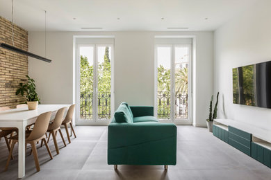 Mittelgroßes, Offenes Modernes Wohnzimmer mit Porzellan-Bodenfliesen, grauem Boden und Ziegelwänden in Valencia