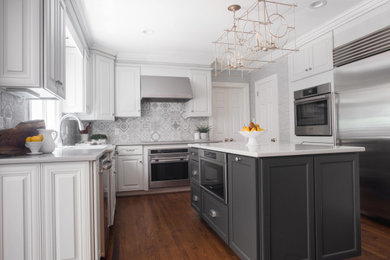 Bild på ett stort vintage grå grått kök, med en undermonterad diskho, grå skåp, bänkskiva i kvarts, grått stänkskydd, stänkskydd i keramik, rostfria vitvaror, mellanmörkt trägolv, flera köksöar och brunt golv