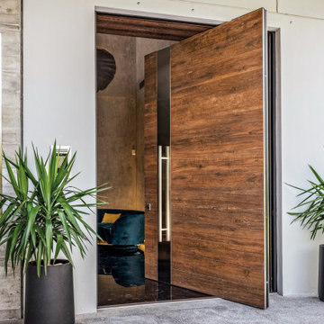 Ingresso blindato a bilico con rivestimento in gres Noce
