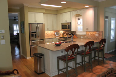 Example of a classic kitchen design in Jacksonville