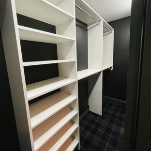 Ispirazione per una piccola cabina armadio per uomo con moquette e pavimento multicolore