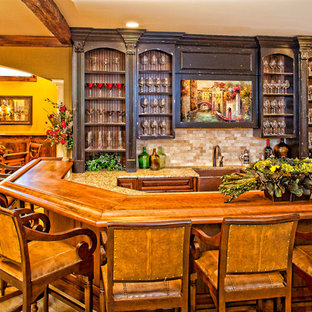 ローリーのトラディショナルスタイルのおしゃれなホームバー (カーペット敷き、レイズドパネル扉のキャビネット、濃色木目調キャビネット、木材カウンター、ベージュキッチンパネル、モザイクタイルのキッチンパネル、茶色いキッチンカウンター) の写真