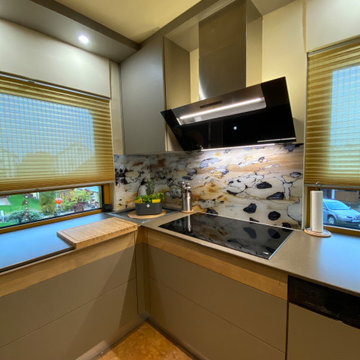 Küche in U-Form mit bunter Rückwand