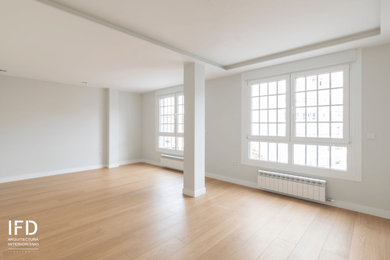 Foto de sala de estar cerrada contemporánea grande con paredes grises, suelo de madera en tonos medios y suelo marrón