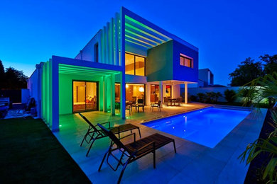 Cette photo montre une façade de maison tendance avec un toit plat.