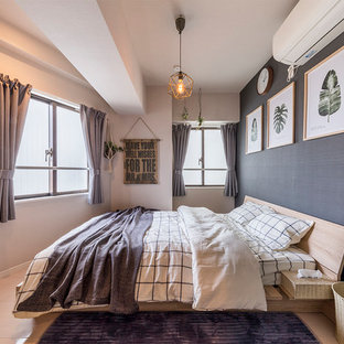 東京23区のエクレクティックスタイルのおしゃれな寝室 (マルチカラーの壁、ベージュの床) のインテリア
