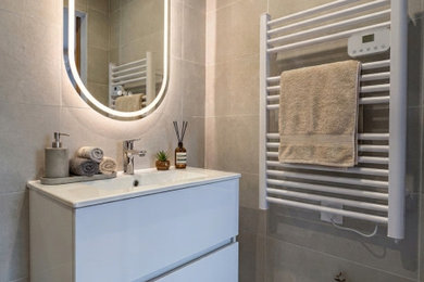 Cette photo montre une petite salle de bain moderne.