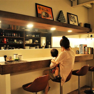 他の地域の小さいミッドセンチュリースタイルのおしゃれな着席型バー (木材カウンター、濃色無垢フローリング、茶色い床、茶色いキッチンカウンター、一体型シンク、フラットパネル扉のキャビネット、茶色いキャビネット) の写真