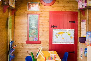 低価格の広いコンテンポラリースタイルのおしゃれな子供部屋 (マルチカラーの壁、カーペット敷き、青い床) の写真