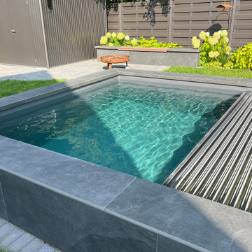 Moderner Garten mit Naturpool und Holzdeck