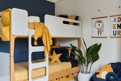 Example of a transitional kids' room design in London