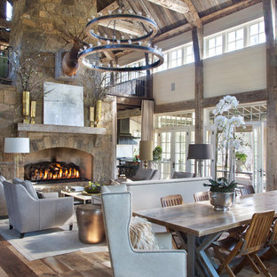 ナッシュビルの広いカントリー風 LDKの画像 (白い壁、無垢フローリング、石材の暖炉まわり、暖炉なし、茶色い床)