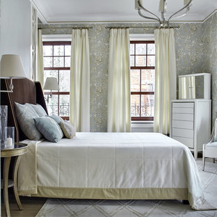 Выдающиеся фото от архитекторов и дизайнеров интерьера: спальня в классическом стиле с серыми стенами и ковровым покрытием для хозяев