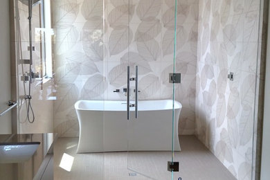 Example of a minimalist bathroom design in San Diego