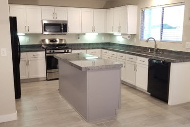 Example of a kitchen design in Las Vegas