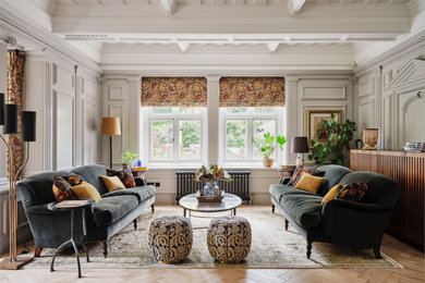 Immagine di un soggiorno american style aperto con sala formale, pareti bianche, parquet chiaro, parete attrezzata, soffitto in perlinato e pannellatura