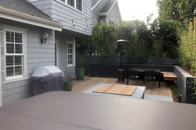 Immagine di un piccolo privacy in giardino moderno esposto a mezz'ombra dietro casa con pedane