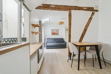 Exemple d'une petite salle de séjour ouverte avec un mur blanc, parquet clair, un sol beige et poutres apparentes.