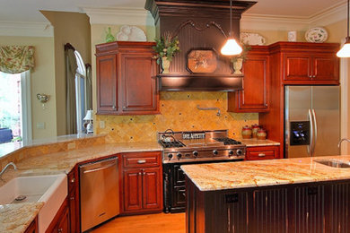 Kitchen - traditional kitchen idea in Charlotte